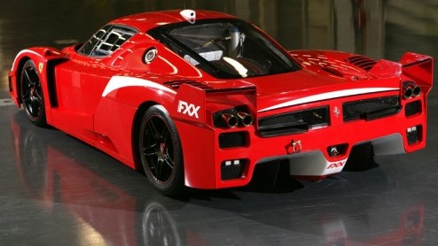 Ferrari heeft sinds twee jaar een FXX ontwikkeld. Dit raszuivere racemonster wordt gebruikt voor evenementen en trainingsprogrammas voor klanten, en is niet bedoeld voor straatgebruik of serieproduct