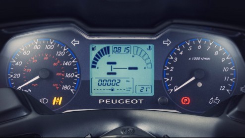 Peugeot Metropolis is driewielige motorscooter, geschikt voor rijbewijs B.