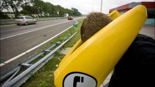 De kans bestaat dat op termijn de gele praatpaal langs de snelweg verdwijnt. Vooral de mobiele telefoon maakt de praatpaal overbodig.