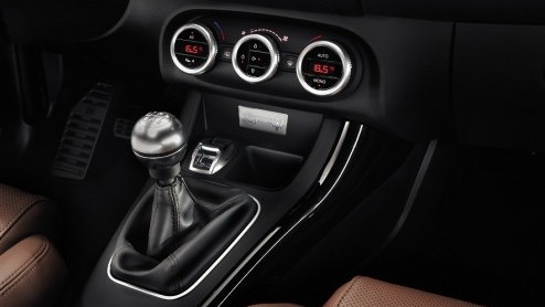 Er komt een limited edition van de Alfa Romea Giulietta, speciaal voor Maserati dealers. Er is gekozen voor de Giulietta, omdat deze het veiligste van haar klasse is en Maserati wil zich ook bewijzen 