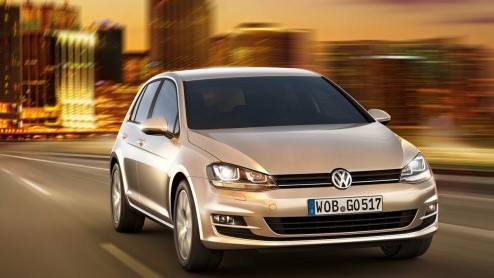 Collega Mark van Loo is op dit moment aan het rijden met de nieuwe Volkswagen Golf op Sardini. Zijn bevindingen lees je later. We kunnen alvast wel de aanschafprijzen uit de doeken doen.