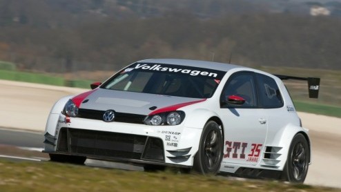 De Golf GTI wordt dit jaar 35. Om dat te vieren introduceert Volkswagen de Golf 24. Deze is 440 pk sterk, vierwielaangedreven en wordt ingezet tijdens de 24-uursrace op de legendarische Nordschleife v