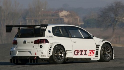 De Golf GTI wordt dit jaar 35. Om dat te vieren introduceert Volkswagen de Golf 24. Deze is 440 pk sterk, vierwielaangedreven en wordt ingezet tijdens de 24-uursrace op de legendarische Nordschleife v