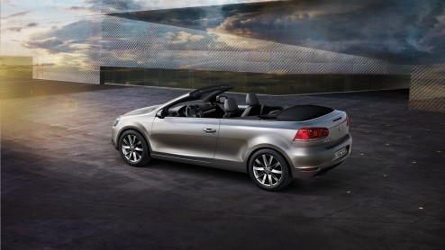 Hij komt pas medio augustus naar Nederland maar Volkswagen wil 'm maar al te graag gaan verkopen; de Volkswagen Cabriolet. De luchtige Golf is er - na bijna tien jaar afwezigheid in de familie - vanaf