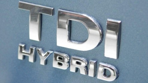 We lieten deze zuunigerd al even de revue passeren vorige week, maar vandaag is hij een feit. Volkswagen toont de Golf TDI Hybrid. Een zuinige dieselmotor, steun van de elektromotor en de nieuwe zeven