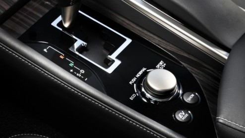 In 2006 introduceerde Lexus met de GS450h de eerste hybridesedan in de hogere middenklasse. Lange tijd had die luxe Japanner het rijk alleen. Binnenkort staat de nieuwe generatie aan de start en die v