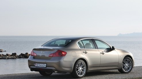 Infiniti herziet het leveringsprogramma van de Infiniti G. Door de standaarduitrusting uit te breiden en de optielijst te verkorten scheppen de Japaners overzicht in de luxe van de Sedan. Alle versies