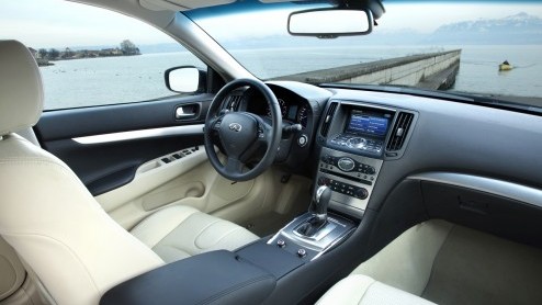 Infiniti herziet het leveringsprogramma van de Infiniti G. Door de standaarduitrusting uit te breiden en de optielijst te verkorten scheppen de Japaners overzicht in de luxe van de Sedan. Alle versies