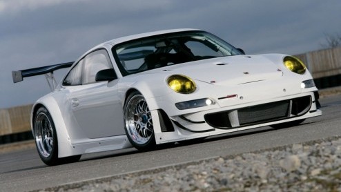 Maak kennis met de nieuwe Porsche GT3 RSR. Voor het nieuwe modeljaar heeft Porsche enkele grote wijzigingen doorgevoerd. Niet alleen de aerodynamica aan de voorzijde van het koetswerk is verbeterd, oo