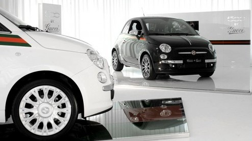 Fiat presenteert de Fiat 500 by Gucci. De introductie van het Italiaantje in zeer speciale outfit wordt kracht bij gezet met een bijpassend aangeklede showroom bij de importeur.