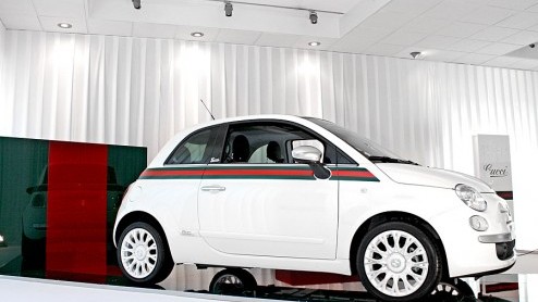 Fiat presenteert de Fiat 500 by Gucci. De introductie van het Italiaantje in zeer speciale outfit wordt kracht bij gezet met een bijpassend aangeklede showroom bij de importeur.