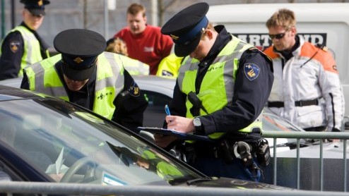 Asociaal gedrag en (veel) te hard rijden worden extra beboet. Dat schrijft minister Ivo Opstelten van Veiligheid en Justitie maandag aan de Kamer.