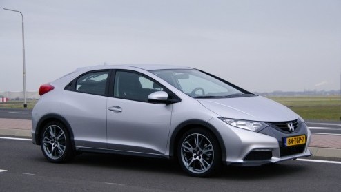 Op het eerste gezicht lijkt er weinig veranderd aan de nieuwe Honda Civic, maar als je het vorige model er naast zet blijkt dat er helemaal niets hetzelfde is gebleven. Alleen lijken de twee vreselijk