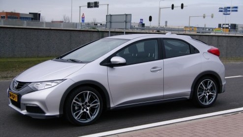 Op het eerste gezicht lijkt er weinig veranderd aan de nieuwe Honda Civic, maar als je het vorige model er naast zet blijkt dat er helemaal niets hetzelfde is gebleven. Alleen lijken de twee vreselijk