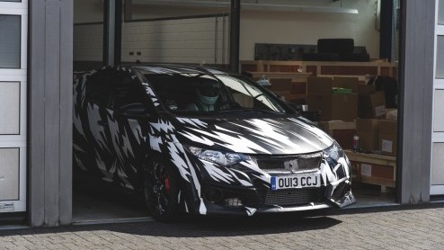 Honda Civic Type R laat nog even op zich wachten. De Japanners willen het graag goed doen en testen op de Nurburgring met minimaal 280 pk onder de kap.