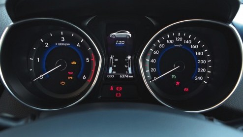 Autotest Hyundai i30 driedeurs. De Hyundai i30 heeft er een driedeursversie bijgekregen en die ziet er ietsje anders uit, maar rijdt niet anders.