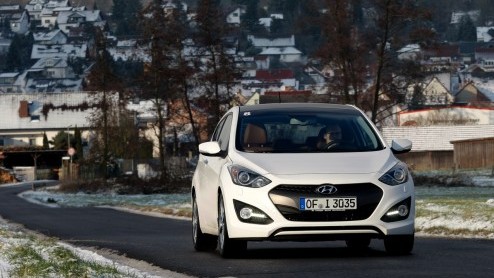 Autotest Hyundai i30 driedeurs. De Hyundai i30 heeft er een driedeursversie bijgekregen en die ziet er ietsje anders uit, maar rijdt niet anders.