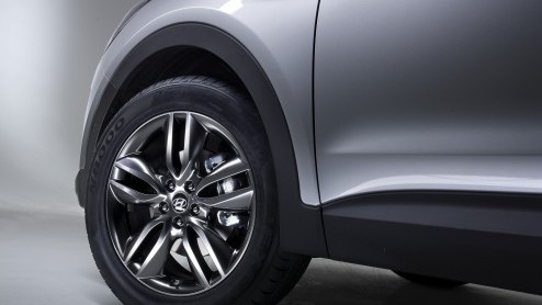 De derde generatie Hyundai Santa Fe is in aantocht! In april wordt ie officieel gelanceerd in New York maar vandaag kwam alvast wat nieuw fotomateriaal naar buiten en werden aanvullende details bekend