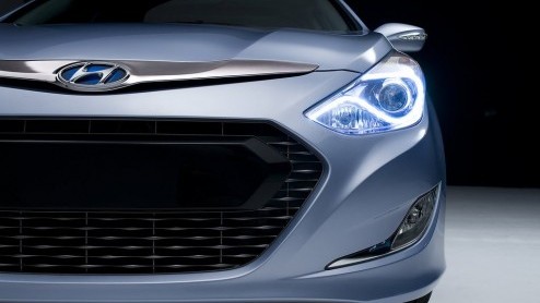 Op de Autosalon van Genve 2011 toont Hyundai nieuwe technologische innovaties die onder Hyundais label Blue Drive zijn ontwikkeld. Twee daarvan zijn de ix35 FCEV-brandstofcelauto en de hybride aan