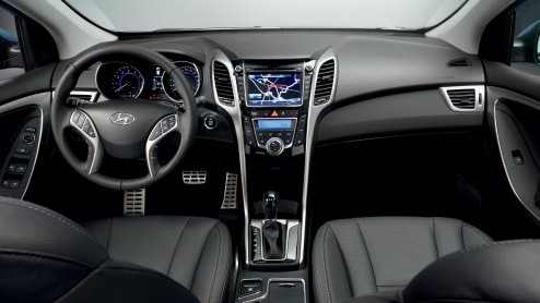 De langverwachte nieuwe Hyundai i30 is nu alvast gedeeltelijk een feit door de eerste beelden en details bekend te maken. De compacte middenklasser heeft een sterk design gekregen en komt begin 2012 o