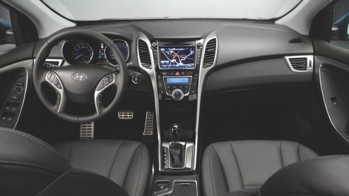 Eind maart staat hij al bij de dealer, de nieuwe Hyundai i30. Daarom heeft de importeur alvast prijskaartjes aan de auto gehangen. De nieuwe i30 1.6 GDI is er vanaf 16.995 euro. Voor zakelijke rijders