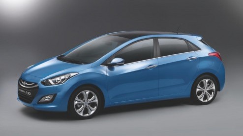 Eind maart staat hij al bij de dealer, de nieuwe Hyundai i30. Daarom heeft de importeur alvast prijskaartjes aan de auto gehangen. De nieuwe i30 1.6 GDI is er vanaf 16.995 euro. Voor zakelijke rijders