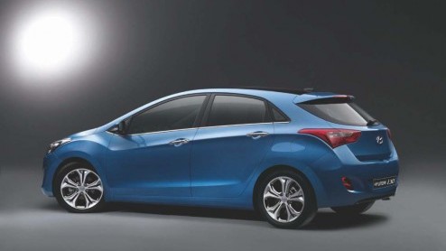 Eind maart staat hij al bij de dealer, de nieuwe Hyundai i30. Daarom heeft de importeur alvast prijskaartjes aan de auto gehangen. De nieuwe i30 1.6 GDI is er vanaf 16.995 euro. Voor zakelijke rijders