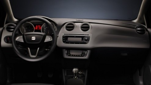 We hebben er even op moeten wachten, maar hier is de Spanjaard in vol ornaat: Seat toont de vierde generatie Ibiza! Deze nieuwkomer combineert zoals het Seat betaamt emotie en design met sportiviteit.