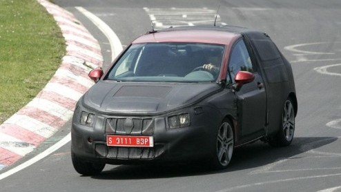 We hebben al even kunnen kennismaken met de nieuwe Seat Ibiza. De snelle FR-uitvoering hebben de Spanjaarden nog even onder de pet gehouden, maar getuige deze spionagebeelden rijdt deze sportieve Span