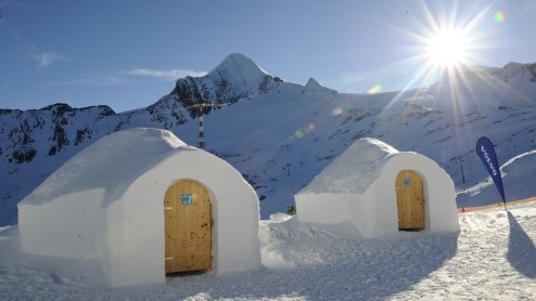 Volvo's voelen zich van origine kiplekker in de kou. De PR-afdeling van het merk ook, want voor het vijfde jaar op rij heeft Volvo het Ice Camp opgezet. Dat bestaat uit een groot iglocomplex in de Alp