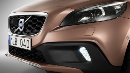 Volvo kon de tweede nieuwe variant van de V40 niet meer voor zich houden en verklapt daarom zelf alvast de V40 Cross Country. Inderdaad, de stoere versie van de V40 heet geen XC40, maar de Zweden hebb