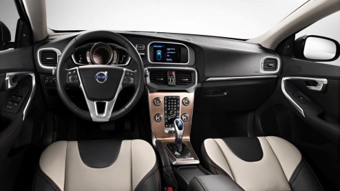 Volvo heeft kort na de introductie van de V40 Cross Country in Parijs de prijslijst bekend gemaakt. De avontuurlijk gestylede uitvoering van de V40 is er vanaf 28.495 euro met de D2 diesel en 20% bijt