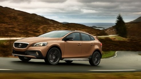 Volvo heeft kort na de introductie van de V40 Cross Country in Parijs de prijslijst bekend gemaakt. De avontuurlijk gestylede uitvoering van de V40 is er vanaf 28.495 euro met de D2 diesel en 20% bijt
