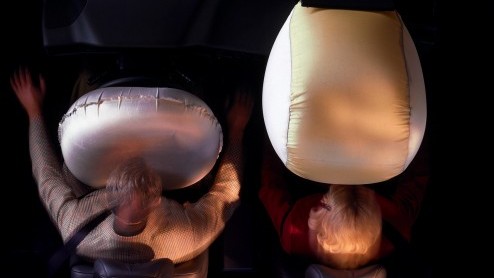 Precies in het jaar dat Volvo de voetgangersairbag heeft onthuld in de nieuwe V40, viert de plofzak in Volvo-modellen zijn 25e verjaardag. Hoe is de ontwikkeling van deze onmisbare veiligheidsaccessoi