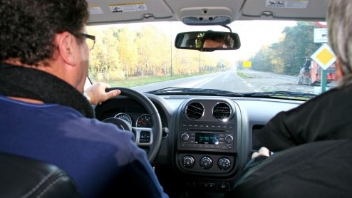 We weten het allemaal: wie jarig is geeft een feestje. Jeep heeft haar 70 jarige bestaan met speciale jubileummodellen voor de consument kracht bij gezet. Voor de pers stond een deel van een groot Bra