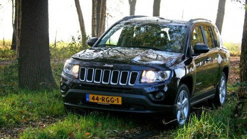 We weten het allemaal: wie jarig is geeft een feestje. Jeep heeft haar 70 jarige bestaan met speciale jubileummodellen voor de consument kracht bij gezet. Voor de pers stond een deel van een groot Bra