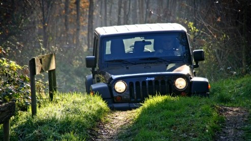 We weten het allemaal: wie jarig is geeft een feestje. Jeep heeft haar 70 jarige bestaan met speciale jubileummodellen voor de consument kracht bij gezet. Voor de pers stond een deel van een groot Bra