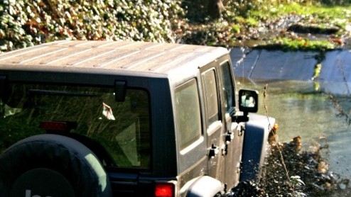 We weten het allemaal: wie jarig is geeft een feestje. Jeep heeft haar 70 jarige bestaan met speciale jubileummodellen voor de consument kracht bij gezet. Voor de pers stond een deel van een groot Bra