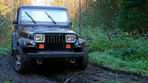 We weten het allemaal: wie jarig is geeft een feestje. Jeep heeft haar 70 jarige bestaan met speciale jubileummodellen voor de consument kracht bij gezet. Voor de pers stond een deel van een groot Bra