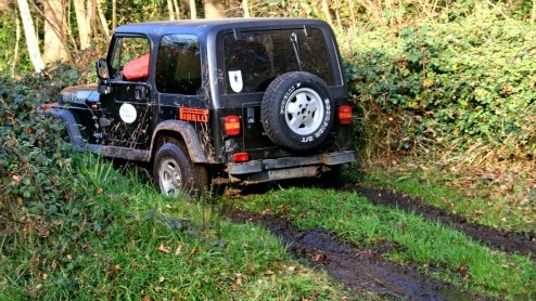 We weten het allemaal: wie jarig is geeft een feestje. Jeep heeft haar 70 jarige bestaan met speciale jubileummodellen voor de consument kracht bij gezet. Voor de pers stond een deel van een groot Bra