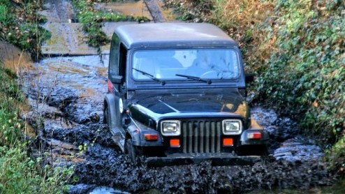 We weten het allemaal: wie jarig is geeft een feestje. Jeep heeft haar 70 jarige bestaan met speciale jubileummodellen voor de consument kracht bij gezet. Voor de pers stond een deel van een groot Bra