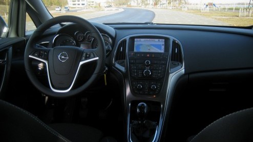 Opel heeft met de Insignia een krachtig signaal afgegeven dat hun middenklasser niet (meer) saai hoeft te zijn. Inmiddels is het de beurt aan de Astra  en dit geval de Astra ST  om het segment een b
