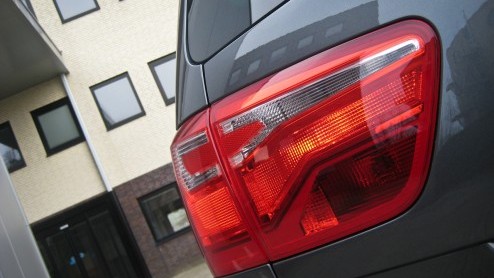 Goed nieuws voor grote gezinnen of grootverbruikers; de maxi-MPV wordt niet vergeten. Seat (en Volkswagen) komt - na lang wachten - met een nieuwe Alhambra voor de dag. Een weekje sturen in de Alhambr