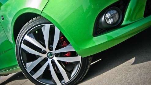 Skoda associren we tegenwoordig met veel ruimte voor weinig geld. Het succes van de Fabia Combi en Superb liegt er immers niet om. De Fabia RS streeft echter het credo een heleboel snelheid voor ee
