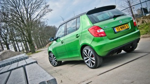 Skoda associren we tegenwoordig met veel ruimte voor weinig geld. Het succes van de Fabia Combi en Superb liegt er immers niet om. De Fabia RS streeft echter het credo een heleboel snelheid voor ee