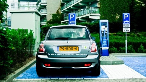 Hij staat niet in de showrooms maar bestaat wel degelijk; de elektrische Mini. Met een kleine vloot Mini Es proeft het merk alvast voor aan de levensvatbaarheid en bruikbaarheid van elektrische aandr