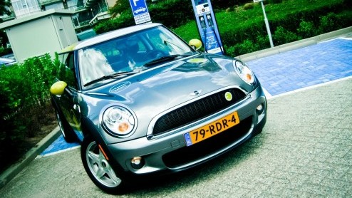 Hij staat niet in de showrooms maar bestaat wel degelijk; de elektrische Mini. Met een kleine vloot Mini Es proeft het merk alvast voor aan de levensvatbaarheid en bruikbaarheid van elektrische aandr