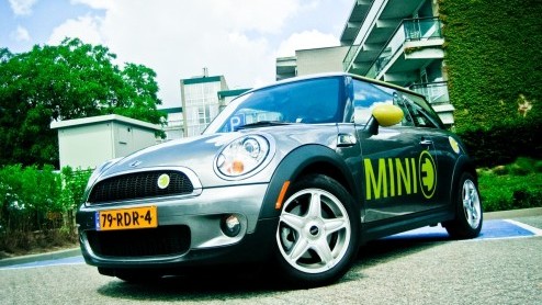 Hij staat niet in de showrooms maar bestaat wel degelijk; de elektrische Mini. Met een kleine vloot Mini Es proeft het merk alvast voor aan de levensvatbaarheid en bruikbaarheid van elektrische aandr