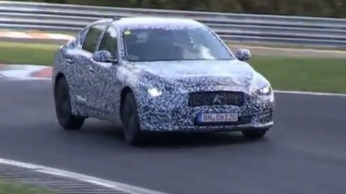 Infiniti werkt aan een nieuwe generatie van de G-modellijn en is er al flink mee aan het testen op de befaamde Nurburgring in Duitsland. Over een jaar staat hij in de Nederlandse showrooms en kan hij