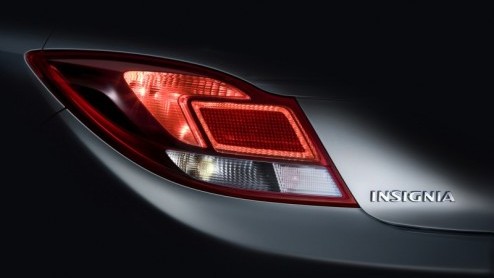 De opvolger van de Opel Vectra krijgt de naam Insignia. Dat heeft het Duitse merk vandaag bekendgemaakt. Insiders wisten dit al eerder de wereld in te brengen, maar nu is het dus officieel. Het nieuwe